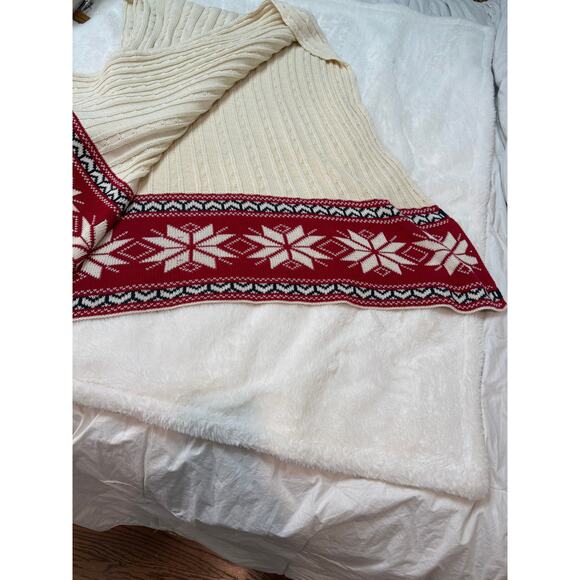 Knitted Blanket with Nordic Christmas Theme Design - Picture 2 of 4